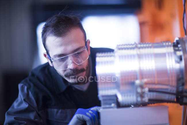 Joven adulto masculino Ingeniero componente de inspección - foto de stock