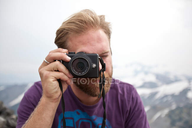 Homme avec caméra, parc provincial Garibaldi, Colombie-Britannique, Canada — Photo de stock