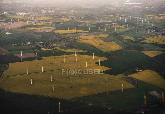 Turbine eoliche su campo verde, vista aerea — Foto stock