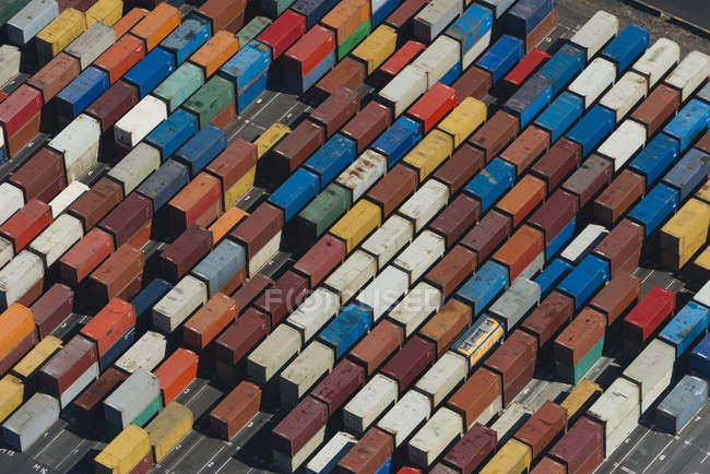 Luftaufnahme von abgewinkelten mehrfarbigen Frachtcontainern, Port Melbourne, Melbourne, Victoria, Australien — Stockfoto