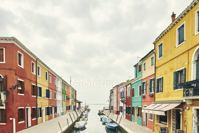 Casas tradicionales multicolores en el canal, Burano, Venecia, Italia - foto de stock