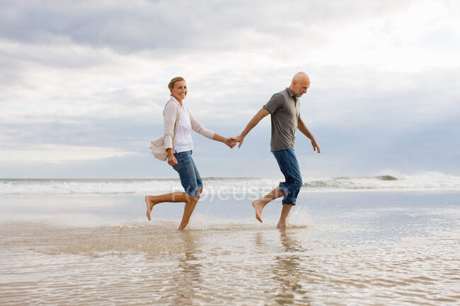 Couple dans la mer — Photo de stock