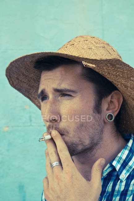 Close up of man smoking cigarette — Stock Photo