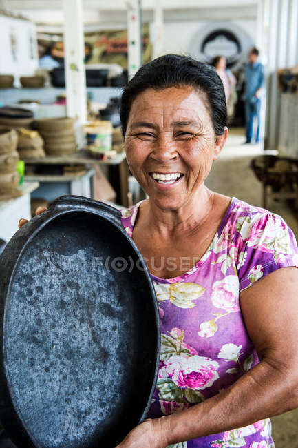 Mujer brasileña con pan tradicional - foto de stock