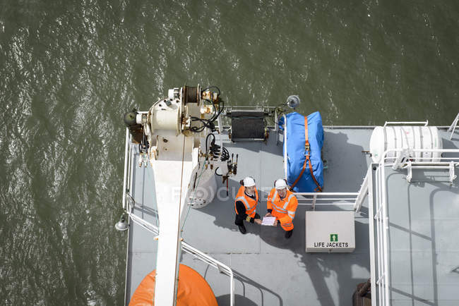 Capitán del buque y trabajador en cubierta del buque portacontenedores, vista aérea - foto de stock