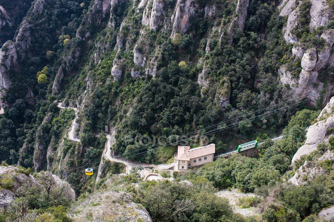 Teleférico camino al Monasterio Santa Maria de Montserrat - foto de stock