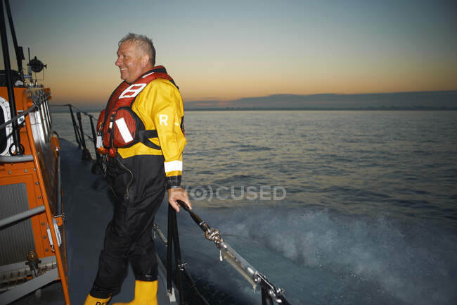 Портрет зрілої людини, що тримає човен на рейді в морі. — стокове фото