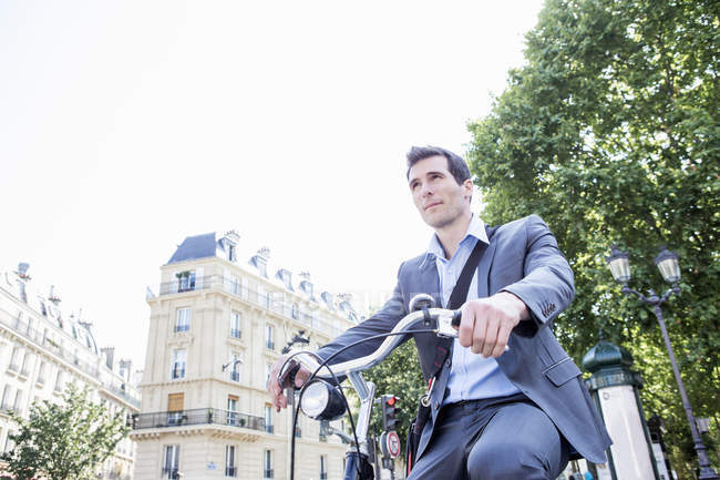 Homem de negócios adulto médio que viaja de bicicleta, Paris, França — Fotografia de Stock