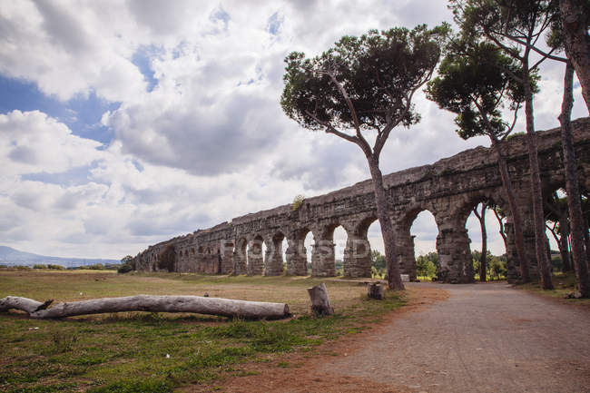 Vista del antiguo acueducto, Parco degli Acquedotti, Roma, Italia - foto de stock