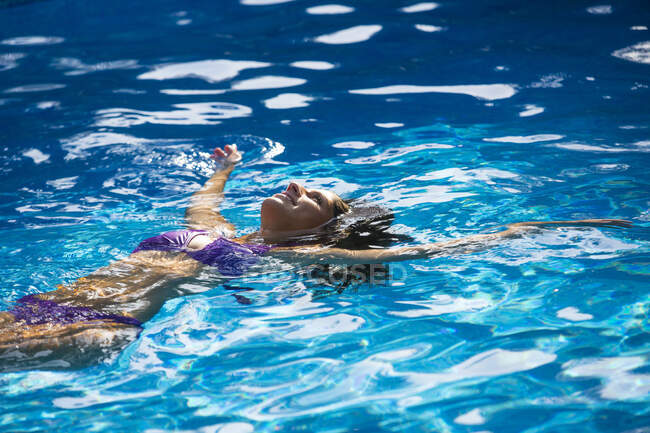 Frau macht Rückwärtsgang im Schwimmbad — Stockfoto