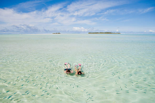 Mid adult couple snorkeling and looking at fish — Stock Photo