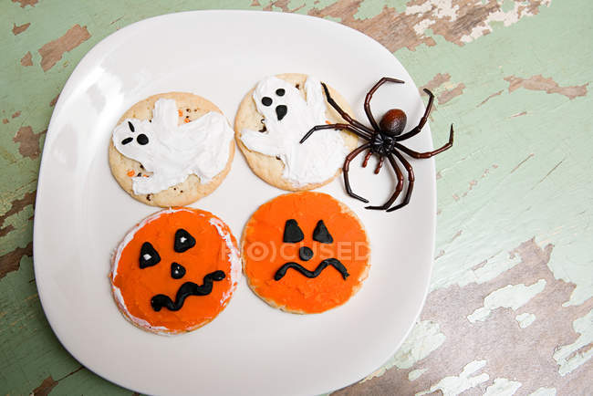 Calabazas de Halloween y fantasmas galletas - foto de stock