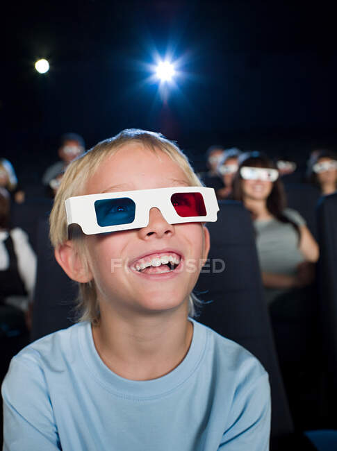 Ein Junge schaut sich einen 3D-Film an — Stockfoto