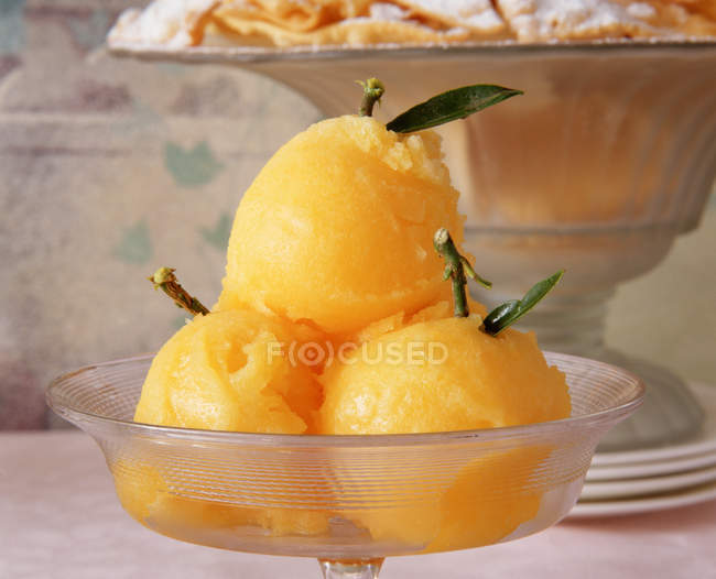 Sobremesa de sorvete laranja em prato de vidro — Fotografia de Stock