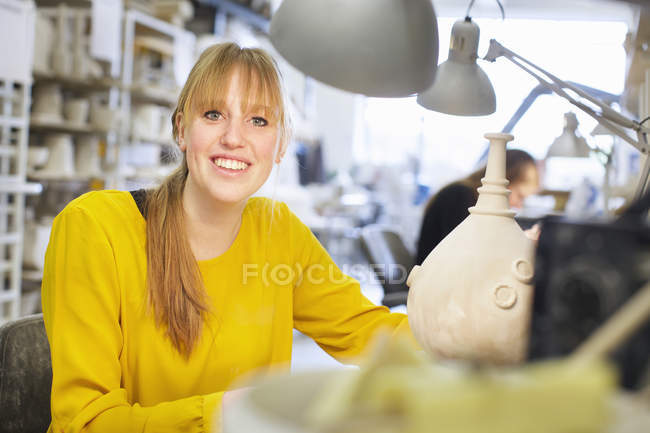 Женщина-гончар работает в керамической мастерской — стоковое фото