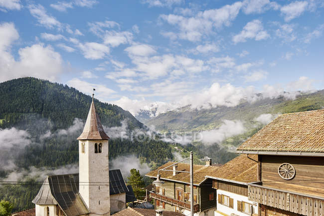 Vista de telhados e nuvens baixas, Chur, Suíça — Fotografia de Stock