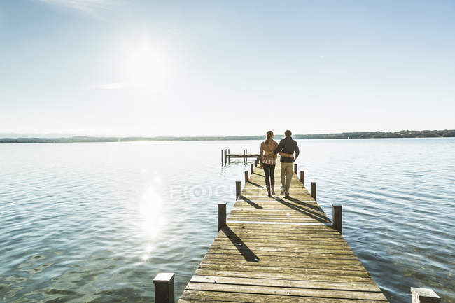 Pareja en embarcadero, Lago Starnberg, Baviera, Alemania - foto de stock