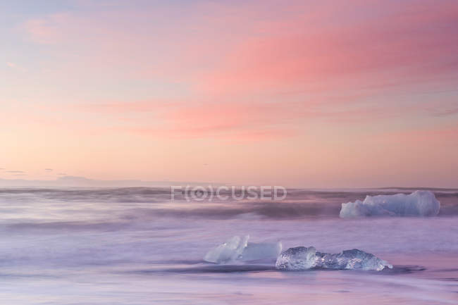 Icebergs en la playa al atardecer - foto de stock
