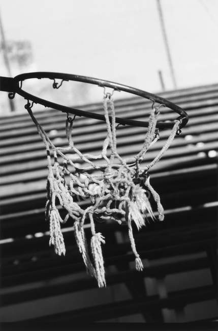 Rede de basquetebol rasgada — Fotografia de Stock