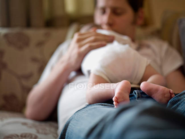 Um pai segurando um bebê recém-nascido — Fotografia de Stock