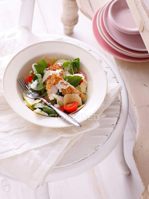 Ciotola di insalata sul tavolo — Foto stock
