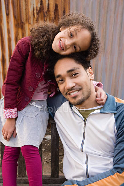 Retrato de un padre y una hija - foto de stock