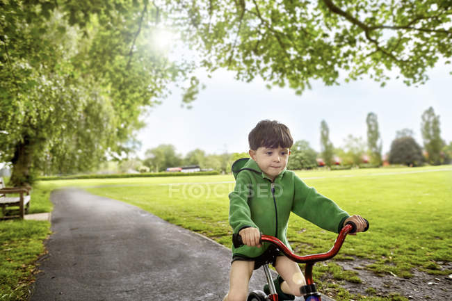 Garçon faisant du vélo dans le parc, Richmond, Londres — Photo de stock