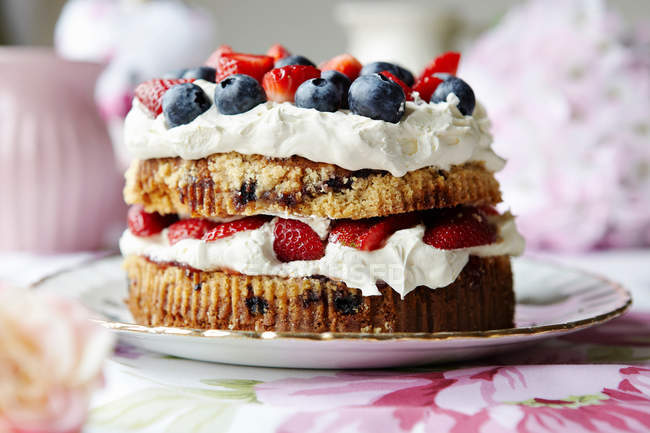 Gâteau aux fruits et crème — Photo de stock