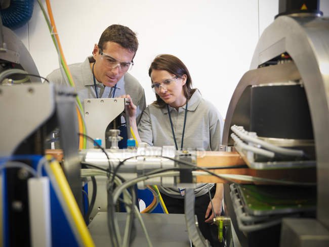 Scienziati che lavorano a stretto contatto con l'acceleratore di particelle — Foto stock