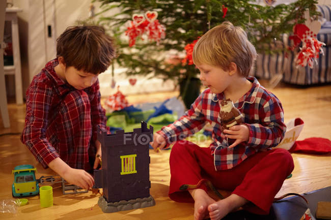Boys opening Christmas gifts — Stock Photo