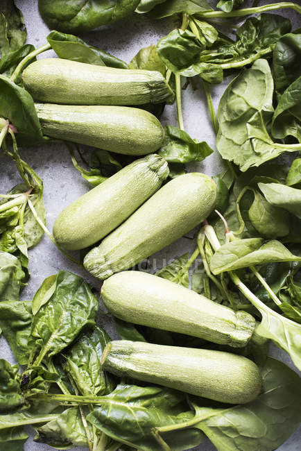 Vista dall'alto di zucchine e foglie di spinaci — Foto stock