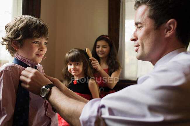 Um pai amarrando seus filhos gravata — Fotografia de Stock