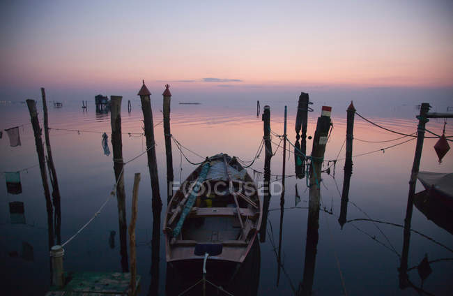 Fischerboot mit Netzen im stillen Wasser — Stockfoto
