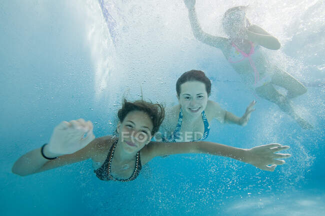Girls swimming in pool — Stock Photo