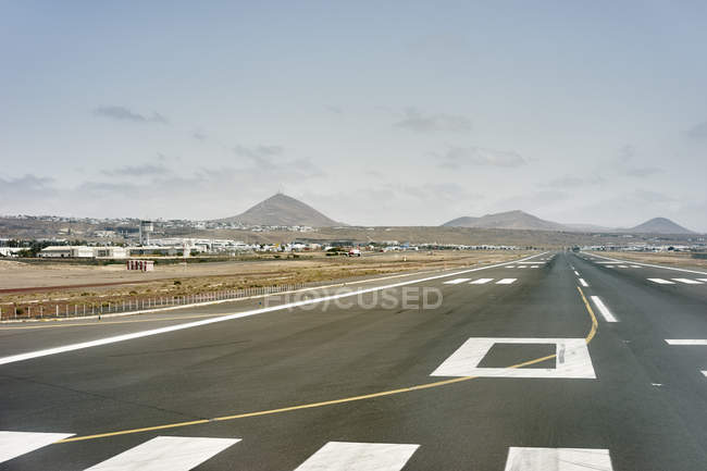 Pista do aeroporto e montanhas distantes, Lanzarote, Espanha — Fotografia de Stock