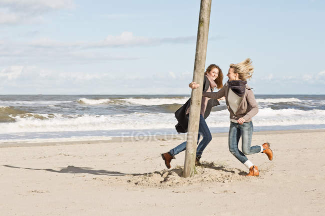 Mujeres jugando en la playa - foto de stock