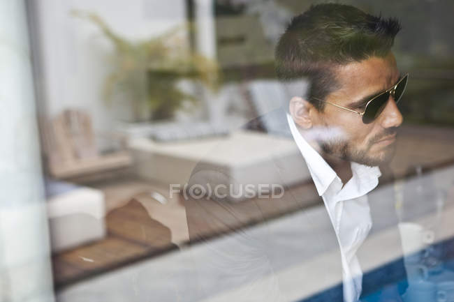 Mann wartet drinnen, selektiver Fokus — Stockfoto