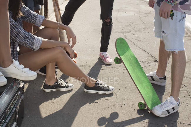 Skateboarders standing and talking, Budapest, Ungheria — Foto stock