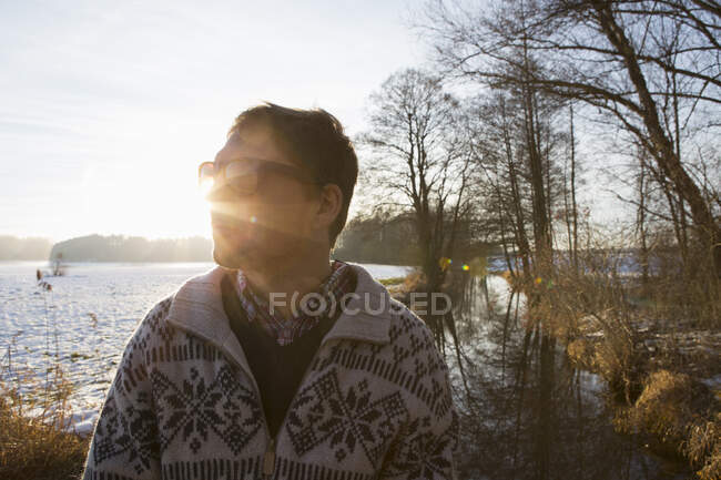 Hombre disfrutando de la naturaleza en invierno - foto de stock
