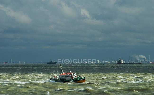 Boot kippt im felsigen Hafen — Stockfoto