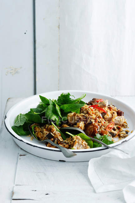 Тарелка риса и трав с двумя ложками — стоковое фото