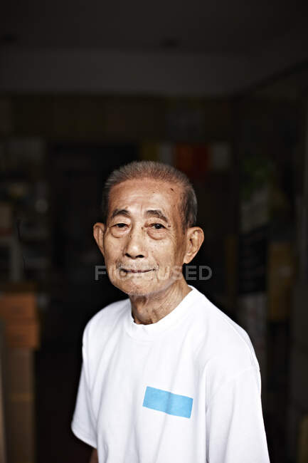 Älterer Mann steht vor Tür — Stockfoto