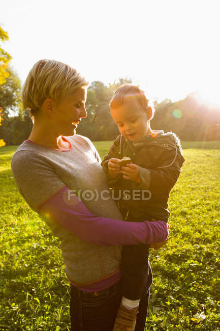 Mutter hält Sohn im Park — Stockfoto