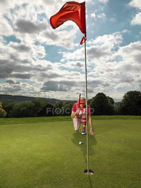 Зрелая дама играет в гольф — стоковое фото