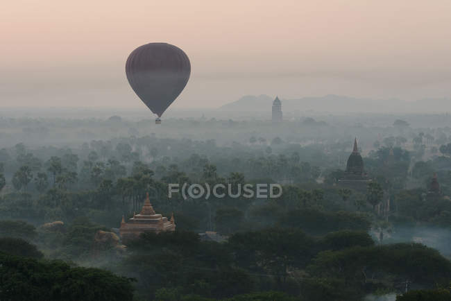 Hot air balloons over temple landscape — Stock Photo