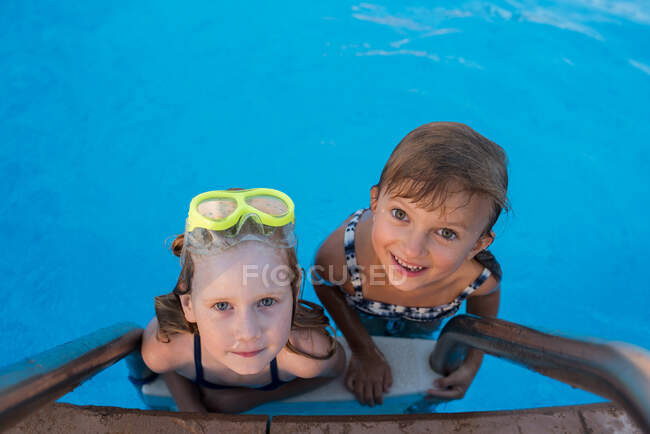 Retrato de duas meninas na piscina — Fotografia de Stock