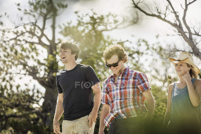 Ragazza adolescente e amici adulti maschi a piedi, Bridger, Montana, Stati Uniti d'America — Foto stock