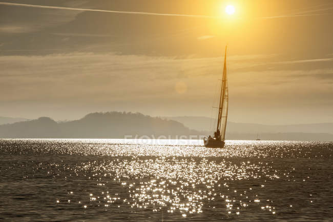 Yacht sailing on Lake Maggiore — Stock Photo