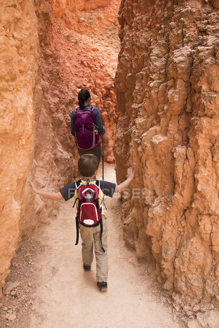 Mãe e filho, caminhando no Queens Garden / Navajo Canyon Loop no Bryce Canyon National Park, Utah, EUA — Fotografia de Stock