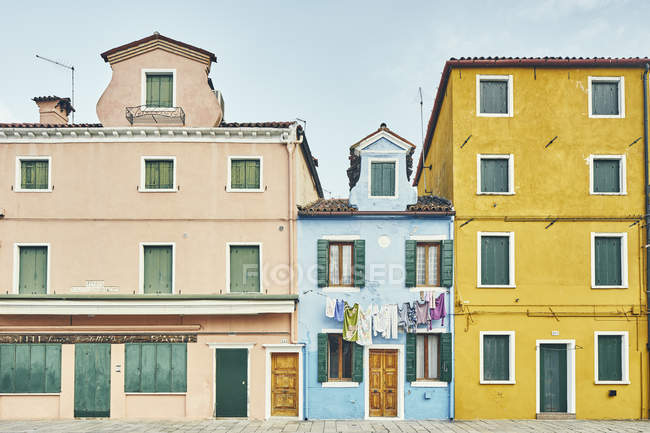 Fachada de casas multicoloridas tradicionais, Burano, Veneza, Itália — Fotografia de Stock